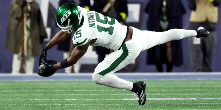 Adonai Mitchell fails to come up with the catch during the second quarter of the Jets' 27-14 road loss to the Patriots on Nov. 13, 2025.