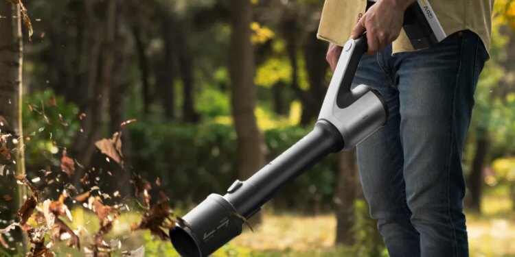 Hoto’s slick leaf blower looks ready to blast away leaves or aliens