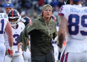 Jaxson Dart on the Giants sidelines during the loss to the Packers on Nov. 16, 2025.