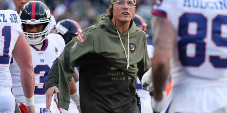 Jaxson Dart on the Giants sidelines during the loss to the Packers on Nov. 16, 2025.