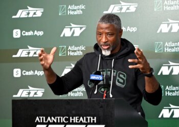 Jets coach Aaron Glenn speaking at a press conference.