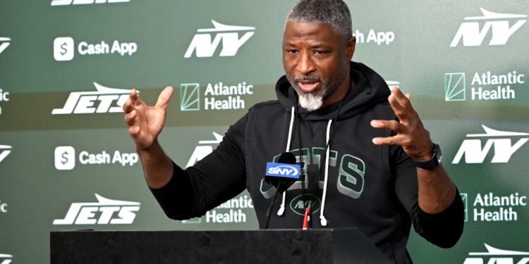Jets coach Aaron Glenn speaking at a press conference.