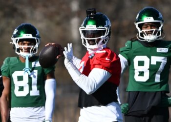 Jets quarterback Tyrod Taylor (2) throws at practice in Florham Park, NJ.