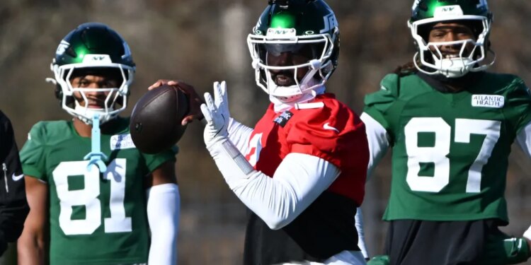 Jets quarterback Tyrod Taylor (2) throws at practice in Florham Park, NJ.