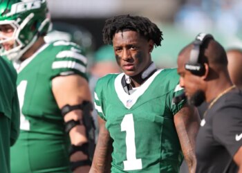 New York Jets cornerback Sauce Gardner (1) on the sidelines during the third quarter.