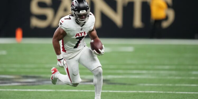 Atlanta Falcons running back Bijan Robinson (7) carries the ball.