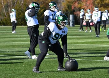 Jets defensive end Jowon Briggs (91) rolls a medicine ball during practice.