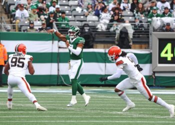 Justin Fields #7 of the New York Jets throws a pass during the game against the Cleveland Browns.