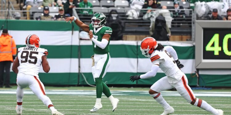 Justin Fields #7 of the New York Jets throws a pass during the game against the Cleveland Browns.