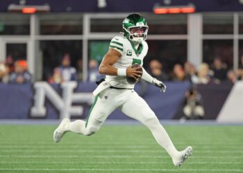 Justin Fields #7 of the New York Jets runs the ball during the first quarter.