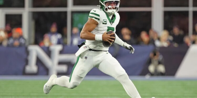 Justin Fields #7 of the New York Jets runs the ball during the first quarter.