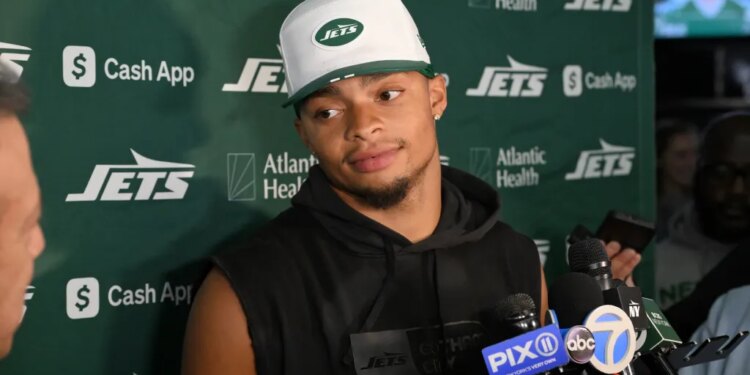 Jets quarterback Justin Fields speaking to the media.