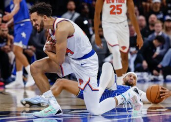 Landry Shamet grimaces after injuring his right shoulder during the Knicks' loss to the Magic.