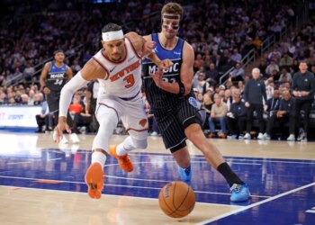 New York Knicks guard Josh Hart and Orlando Magic forward Franz Wagner chase a loose ball in the second half at Madison Square Garden in New York, New York, November 12, 2025.