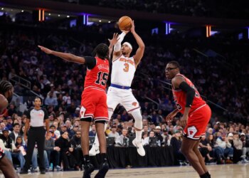 Josh Hart puts up shot as Bulls Julian Phillips defends in the first half at Madison Square Garden in New York, New York, November 02, 2025.