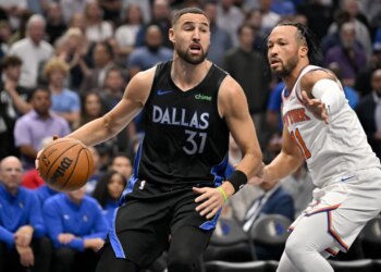 Klay Thompson, who scored 13 points, drives on Jalen Brunson during the Knicks' win over the Mavericks.