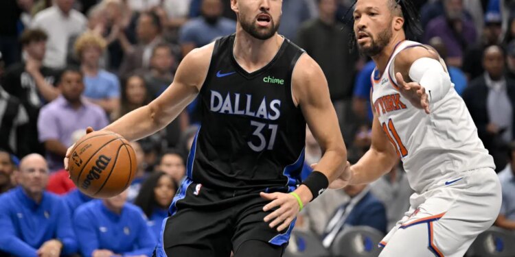 Klay Thompson, who scored 13 points, drives on Jalen Brunson during the Knicks' win over the Mavericks.