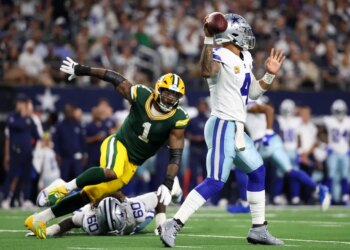 Packers pass rusher Micah Parsons (1) pressures Cowboys quarterback Dak Prescott (4) on Sept. 28, 2025.