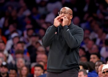 New York Knicks head coach Mike Brown reacts on the sideline during the second quarter.