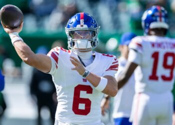 New York Giants quarterback Jaxson Dart (6) warming up before a game against the Philadelphia Eagles.