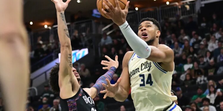 Milwaukee Bucks forward Giannis Antetokounmpo (34) makes a layup against Brooklyn Nets forward Jalen Wilson (22).