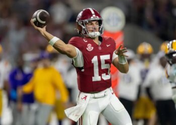 Alabama quarterback Ty Simpson (15) throws the ball against LSU.