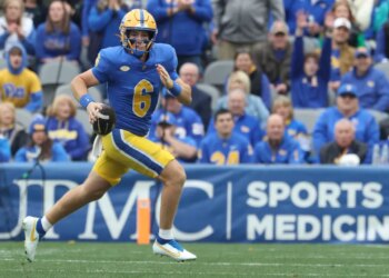 Pittsburgh Panthers quarterback Mason Heintschel (6) runs the ball against the Notre Dame Fighting Irish.