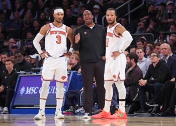 Knicks head coach Mike Brown (M) speaks with New York Knicks guard Josh Hart #3 (L) and New York Knicks guard Jalen Brunson #11 (R) during the third quarter.