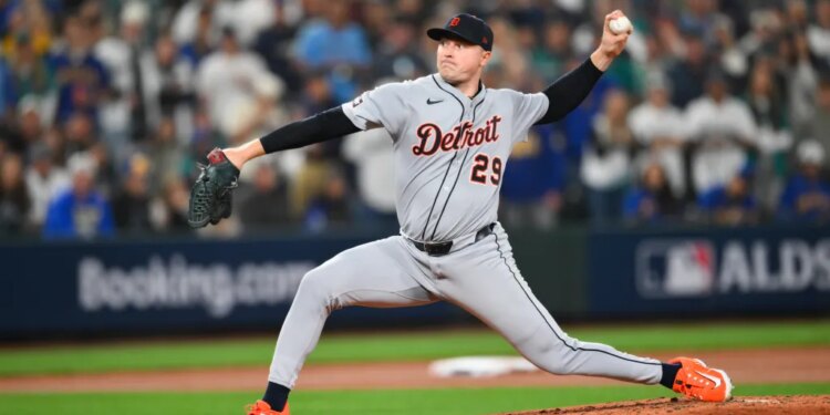 Detroit Tigers pitcher Tarik Skubal (29) throwing during a game.