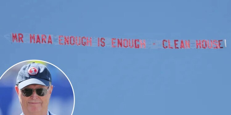 Two planes with messages for Giants' John Mara fly over MetLife Stadium