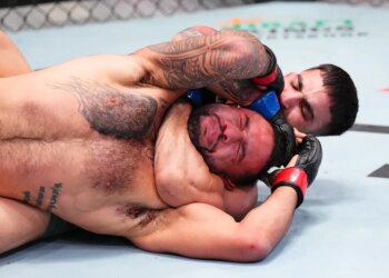 Dulgarian v del Valle in a UFC fight, with del Valle applying a chokehold to Dulgarian.