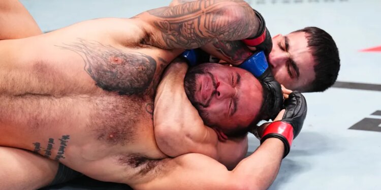 Dulgarian v del Valle in a UFC fight, with del Valle applying a chokehold to Dulgarian.