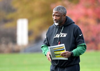 Jets head coach Aaron Glenn looks on during practice.