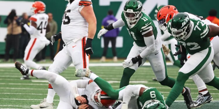 Will McDonald IV #9 of the New York Jets sacks Dillon Gabriel #8 of the Cleveland Browns.