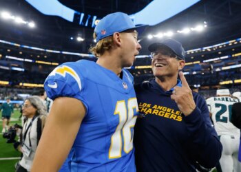 DraftKings promo: Bet $5 and get $200 in bonus bets for Texans vs. Chargers