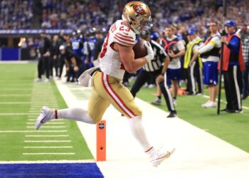 theScore Bet bonus code NPNEWS: Bet $10, get $100 in bonus bets for Bears vs. 49ers