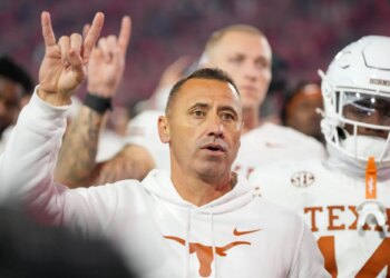 theScore Bet bonus code NPNEWS: Bet $10, get $100 in bonus bets for Cheez-It Citrus Bowl