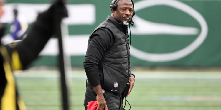 Jets head coach Aaron Glenn looks on during the second quarter of the Jets and New England Patriots game in East Rutherford, NJ.