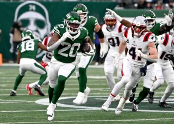 Jets running back Breece Hall (20) runs the ball for a touchdown during the fourth quarter of the Jets and New England Patriots game in East Rutherford, NJ.