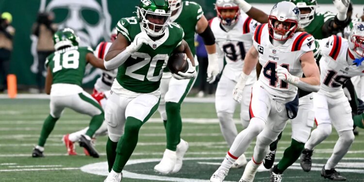 Jets running back Breece Hall (20) runs the ball for a touchdown during the fourth quarter of the Jets and New England Patriots game in East Rutherford, NJ.