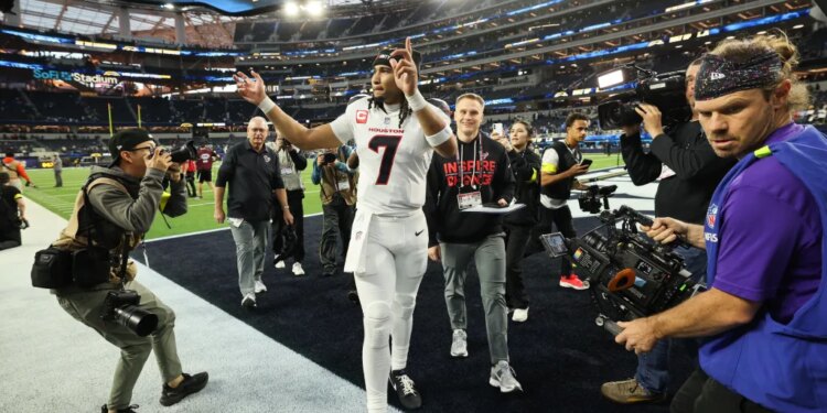 Houston Texans quarterback C.J. Stroud (7) acknowledges the fans as he leaves the field.