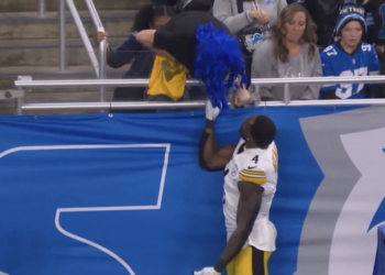 DK Metcalf swipes at a Lions fan during Steelers' win on Dec. 21, 2025.