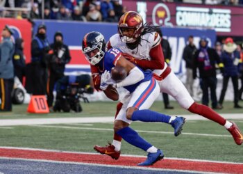 Darius Slayton drops a touchdown pass in the Giants' loss to the Commanders on Dec. 14, 2025.