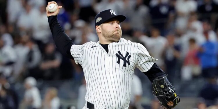 New York Yankees pitcher David Bednar throws a pitch during the 8th inning.