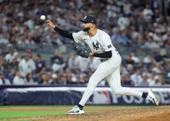 New York Yankees pitcher Devin Williams #38 throws a pitch during the 7th inning.