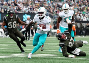 Miami Dolphins running back De'Von Achane (28) running with the ball against the New York Jets.