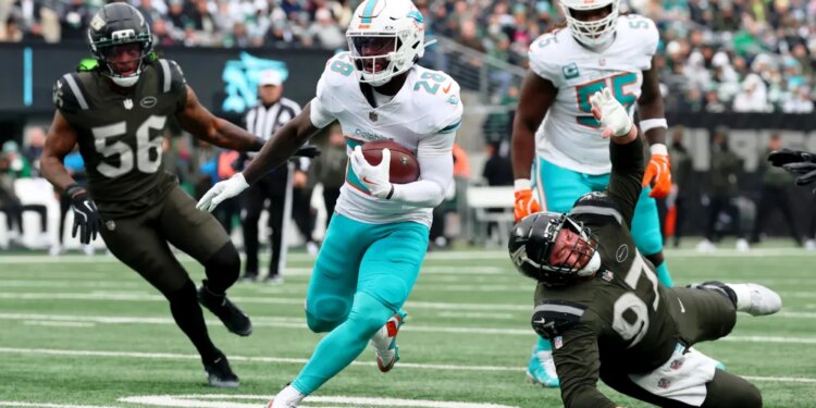 Miami Dolphins running back De'Von Achane (28) running with the ball against the New York Jets.
