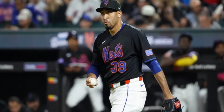 New York Mets pitcher Edwin Díaz reacts on the mound during the 10th inning.