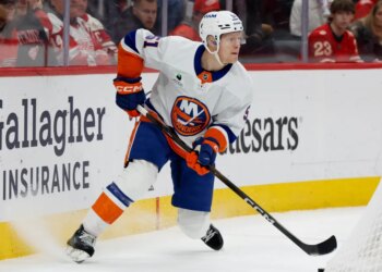 Emil Heineman skates with the puck during the Islanders' loss to the Red Wings on Dec. 16, 2025.