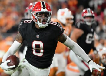 Atlanta Falcons tight end Kyle Pitts Sr. (8) runs against the Tampa Bay Buccaneers.